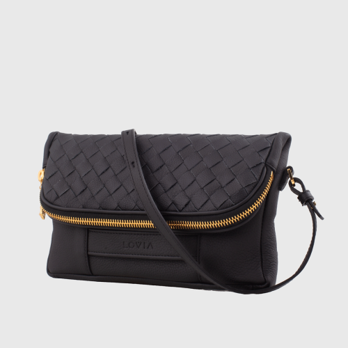 Lovia Aira musta nahkainen crossbody-laukku, jossa punottu läppä ja hopeanvärinen vetoketju. | Lovia Aira black leather crossbody bag with woven flap and silver zipper.