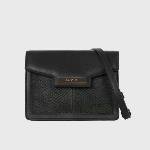 Lovia Kaiho musta nahkainen crossbody-laukku, jossa kierrätetystä lohen nahasta valmistettu paneeli ja kullanväriset yksityiskohdat. | Lovia Kaiho black leather crossbody bag with recycled salmon leather panel and gold details.