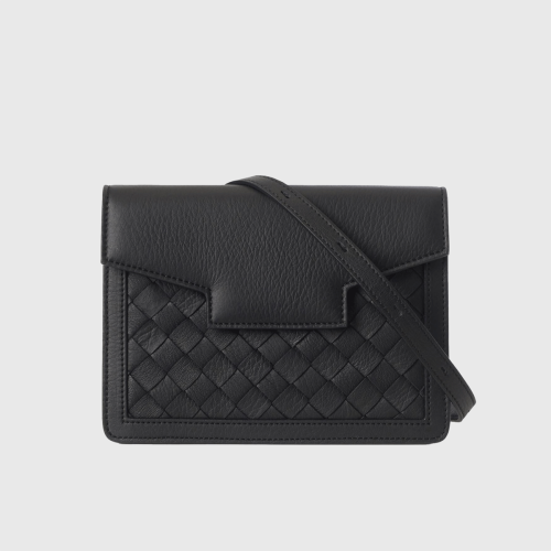 Lovia Kaiho musta nahkainen crossbody-laukku, jossa punottu paneeli ja hopeanväriset yksityiskohdat. | Lovia Kaiho black leather crossbody bag with woven panel and silver details.