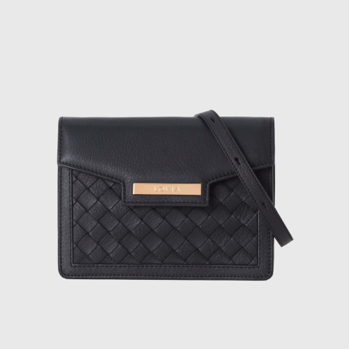 Lovia Kaiho musta nahkainen crossbody-laukku, jossa punottu paneeli ja kullanväriset yksityiskohdat. | Lovia Kaiho black leather crossbody bag with woven panel and gold details.