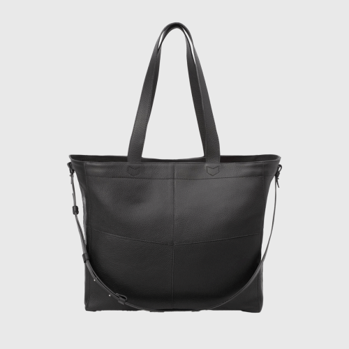 Lovia Aitta musta nahkainen olkalaukku, jossa on säädettävä hihna ja minimalistinen muotoilu. | Lovia Aitta black leather shoulder bag with adjustable strap and minimalist design.