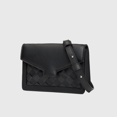 Lovia Hilla musta nahkainen crossbody-laukku, jossa punottu paneeli ja säädettävä hihna. | Lovia Hilla black leather crossbody bag with woven panel and adjustable strap.