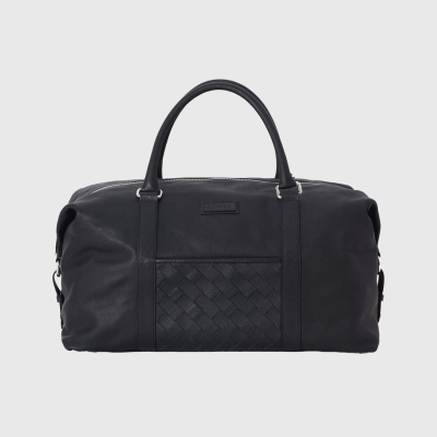 Lovia Karelia musta nahkainen viikonloppulaukku, jossa punottu paneeli ja hopeanväriset yksityiskohdat. | Lovia Karelia black leather weekend bag with woven panel and silver details.