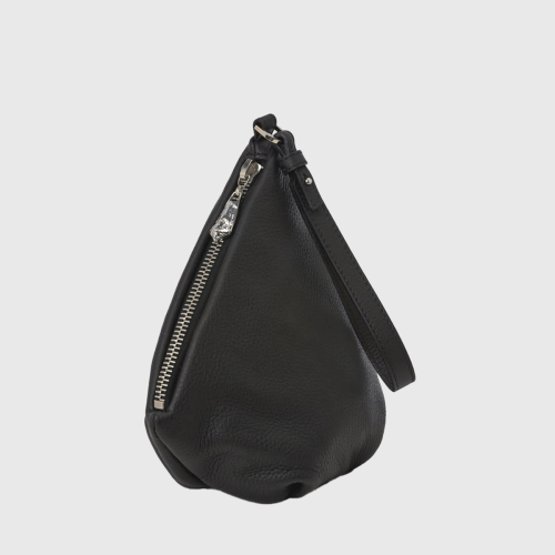 Lovia musta nahkainen rannelaukku, jossa on kolmiomainen muoto ja hopeanvärinen vetoketju. | Lovia black leather wristlet bag with triangular shape and silver zipper.