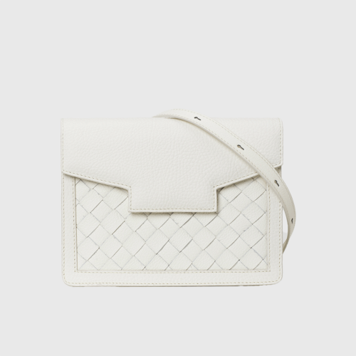 Lovia Kaiho valkoinen nahkainen crossbody-laukku, jossa punottu paneeli ja hopeanväriset yksityiskohdat. | Lovia Kaiho white leather crossbody bag with woven panel and silver details.