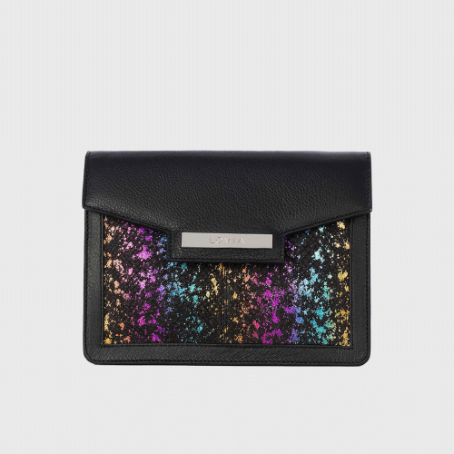 Lovia Kaiho musta nahkainen crossbody-laukku, jossa monivärinen lohennahkainen glitter-paneeli ja hopeanväriset yksityiskohdat. | Lovia Kaiho black leather crossbody bag with multicolored glitter salmon leather panel and silver details.