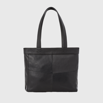 Lovia Riihi musta nahkainen olkalaukku, jossa minimalistinen muotoilu ja tilava sisäosa. | Lovia Riihi black leather shoulder bag with minimalist design and spacious interior.