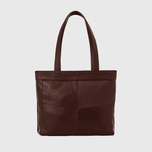 Lovia Riihi ruskea nahkainen olkalaukku, jossa minimalistinen muotoilu ja tilava sisäosa. | Lovia Riihi brown leather shoulder bag with minimalist design and spacious interior.