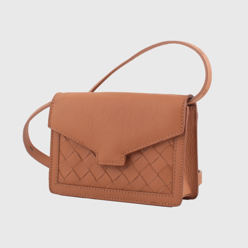 Lovia Hilla ruskea nahkainen crossbody-laukku, jossa punottu paneeli ja säädettävä hihna. | Lovia Hilla foliage brown leather crossbody bag with woven panel and adjustable strap.