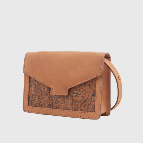 Lovia Hilla ruksea nahkainen crossbody-laukku, jossa kierrätetystä kuhan nahasta valmistettu paneeli ja säädettävä hihna. | Lovia Hilla brown leather crossbody bag with recycled perch leather panel and adjustable strap.