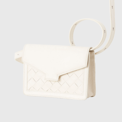 Lovia Hilla vaalea nahkainen crossbody-laukku, jossa punottu paneeli ja säädettävä hihna. | Lovia Hilla light shell leather crossbody bag with woven panel and adjustable strap.