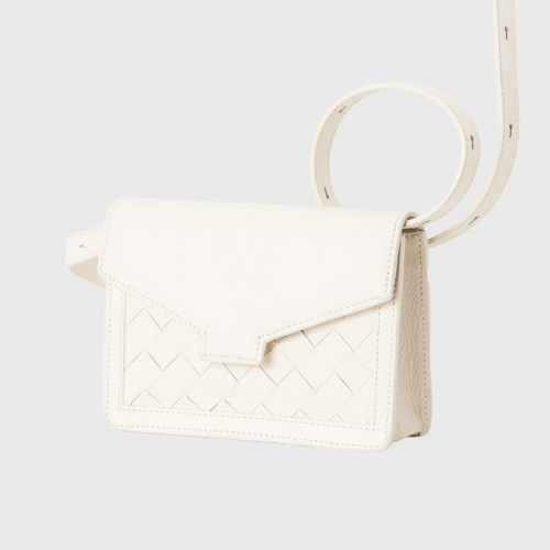 Lovia Hilla vaalea nahkainen crossbody-laukku, jossa punottu paneeli ja säädettävä hihna. | Lovia Hilla light shell leather crossbody bag with woven panel and adjustable strap.