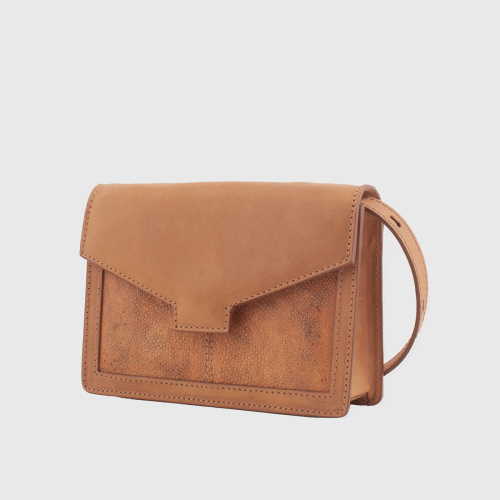 Lovia Hilla ruskea nahkainen crossbody-laukku, jossa kierrätetystä mateen nahasta valmistettu paneeli ja säädettävä hihna. | Lovia Hilla brown leather crossbody bag with recycled burbot leather panel and adjustable strap.