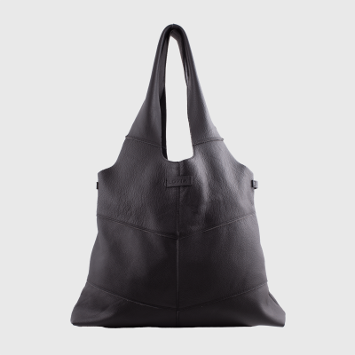 Lovia Rihma musta nahkainen olkalaukku, jossa pehmeä rakenne ja minimalistinen design. | Lovia Rihma black leather shoulder bag with soft structure and minimalist design.