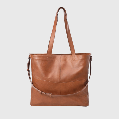 Lovia Aitta ruskea nahkainen olkalaukku, jossa on säädettävä hihna ja minimalistinen muotoilu. | Lovia Aitta brown leather shoulder bag with adjustable strap and minimalist design.