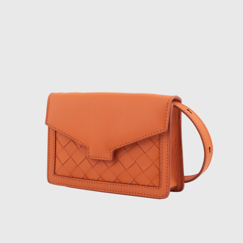 Lovia Hilla oranssi nahkainen crossbody-laukku, jossa punottu paneeli ja säädettävä hihna. | Lovia Hilla burnt orange leather crossbody bag with woven panel and adjustable strap.