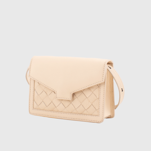 Lovia Hilla kermanvärinen nahkainen crossbody-laukku, jossa punottu paneeli ja säädettävä hihna. | Lovia Hilla cream leather crossbody bag with woven panel and adjustable strap.