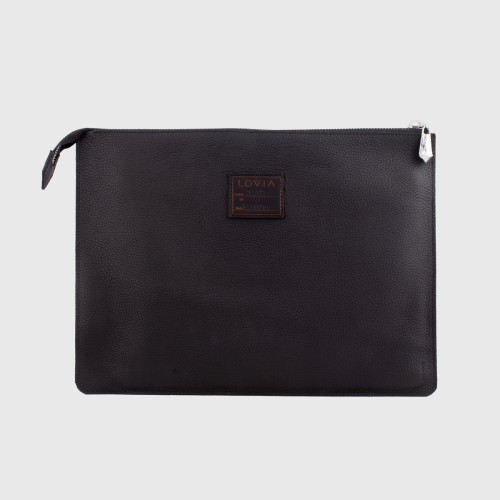 Lovia kannettava tietokone musta nahkainen laukku, jossa vetoketju ja Lovia-logomerkki. | Lovia lap top black leather bag with zipper and Lovia logo patch.