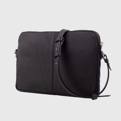 Lovia kannettava tietokonelaukku musta nahkainen, jossa säädettävä olkahihna ja minimalistinen muotoilu. | Lovia laptop black leather crossbody bag with adjustable shoulder strap and minimalist design.