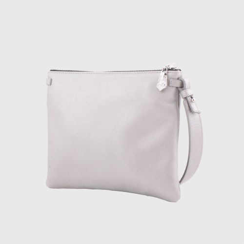 Lovia Vakka hopeanvärinen nahkainen clutch-laukku, jossa säädettävä hihna ja vetoketjukiinnitys. | Lovia Vakka silver leather clutch bag with adjustable strap and zipper closure.