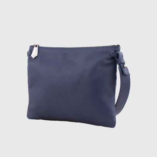 Lovia Vakka sininen nahkainen clutch-laukku, jossa säädettävä hihna ja vetoketjukiinnitys. | Lovia Vakka blue leather clutch bag with adjustable strap and zipper closure.